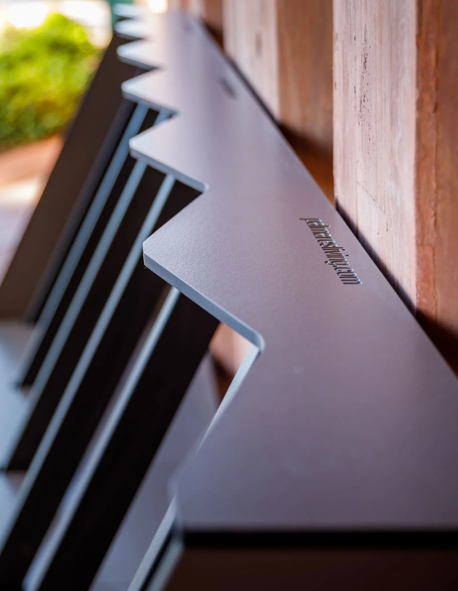 Detalhe de gravação e personalização em HPL de bag rack para clubhouse.