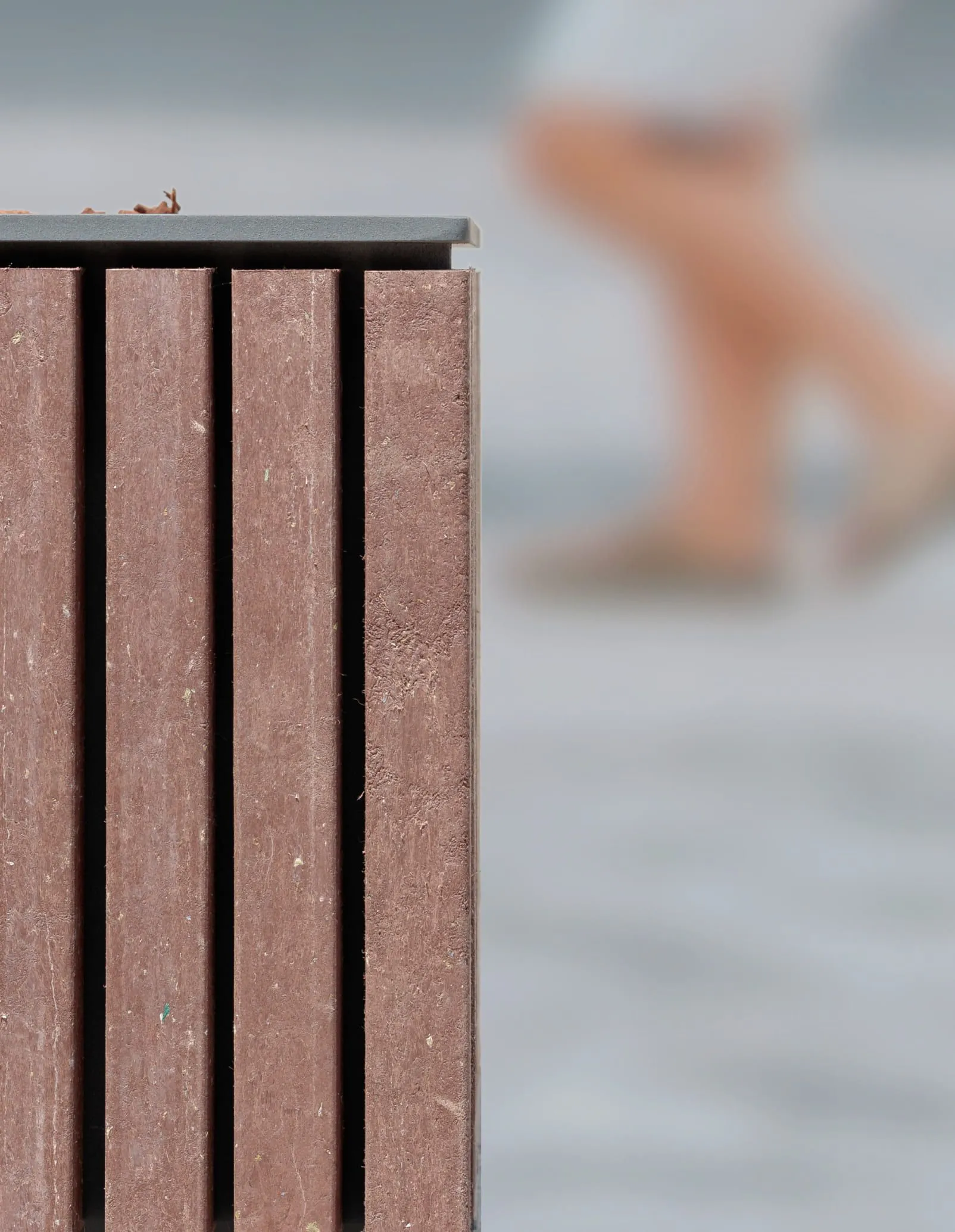 Detalhe dos perfis de plástico reciclado e da estrutura metálica da floreira Frame da Floema para espaços urbanos.
