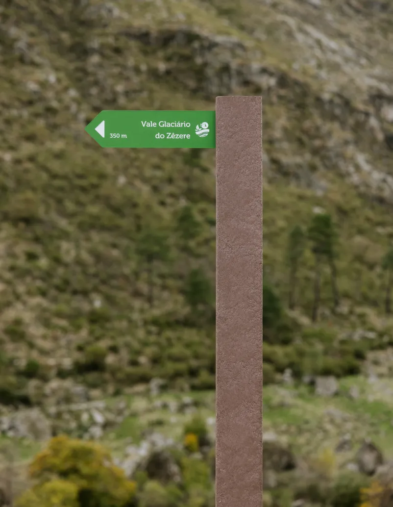 Placa direcional ICNF, com estrutura em plástico reciclado castanho e placa em HPL+, instalada em parque natural protegido da Serra da Estrela.