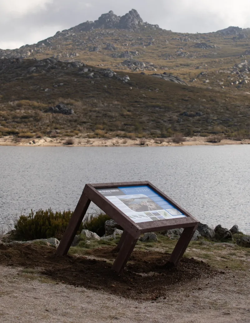 Mesa interpretativa grande ICNF, com estrutura em plástico reciclado e painel em HPL Print, integrada num vale glaciar do parque natural da Serra da Estrela, área natural protegida.