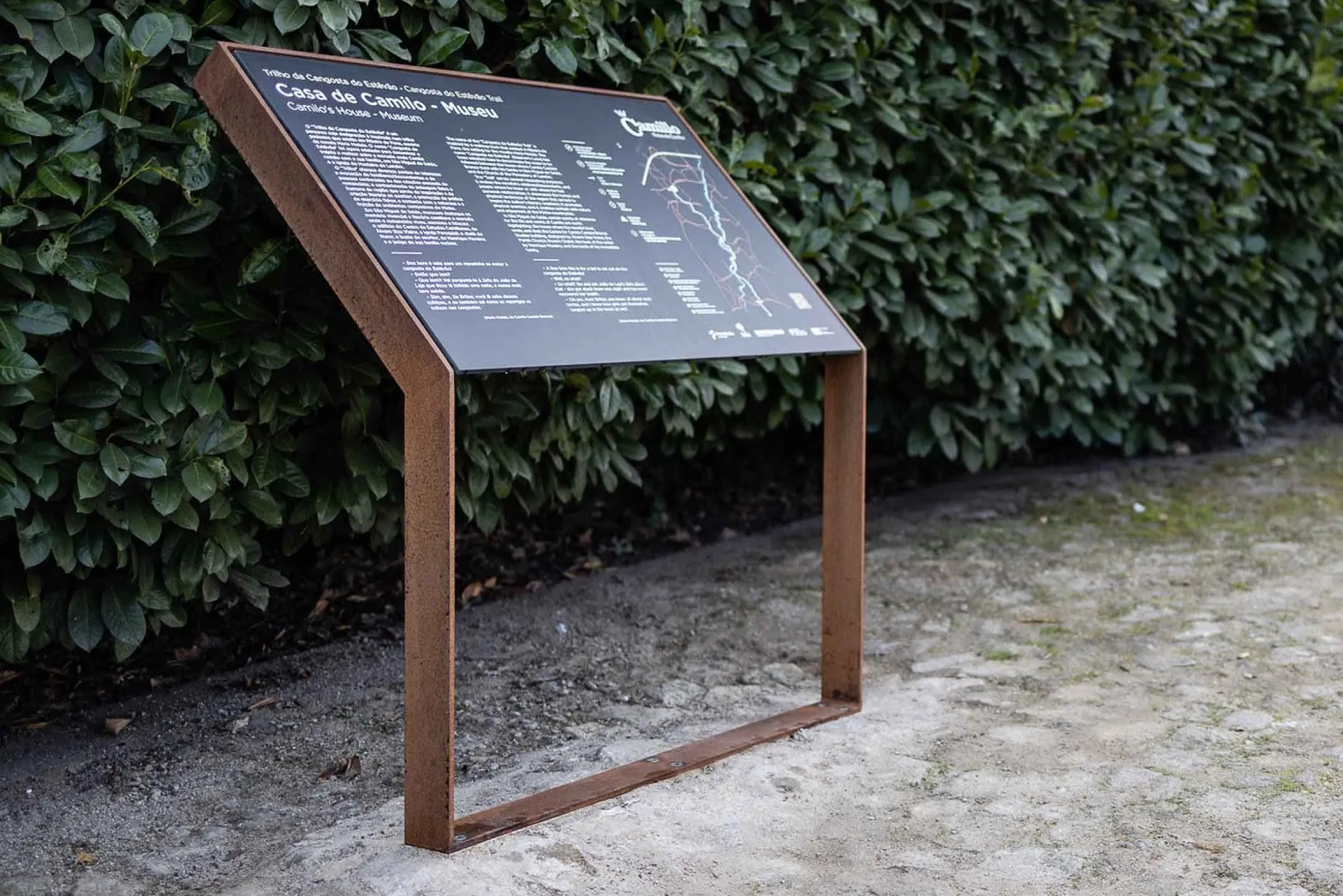 Mesa interpretativa da linha Frame em aço corten, com painel em HPL+, design Floema.