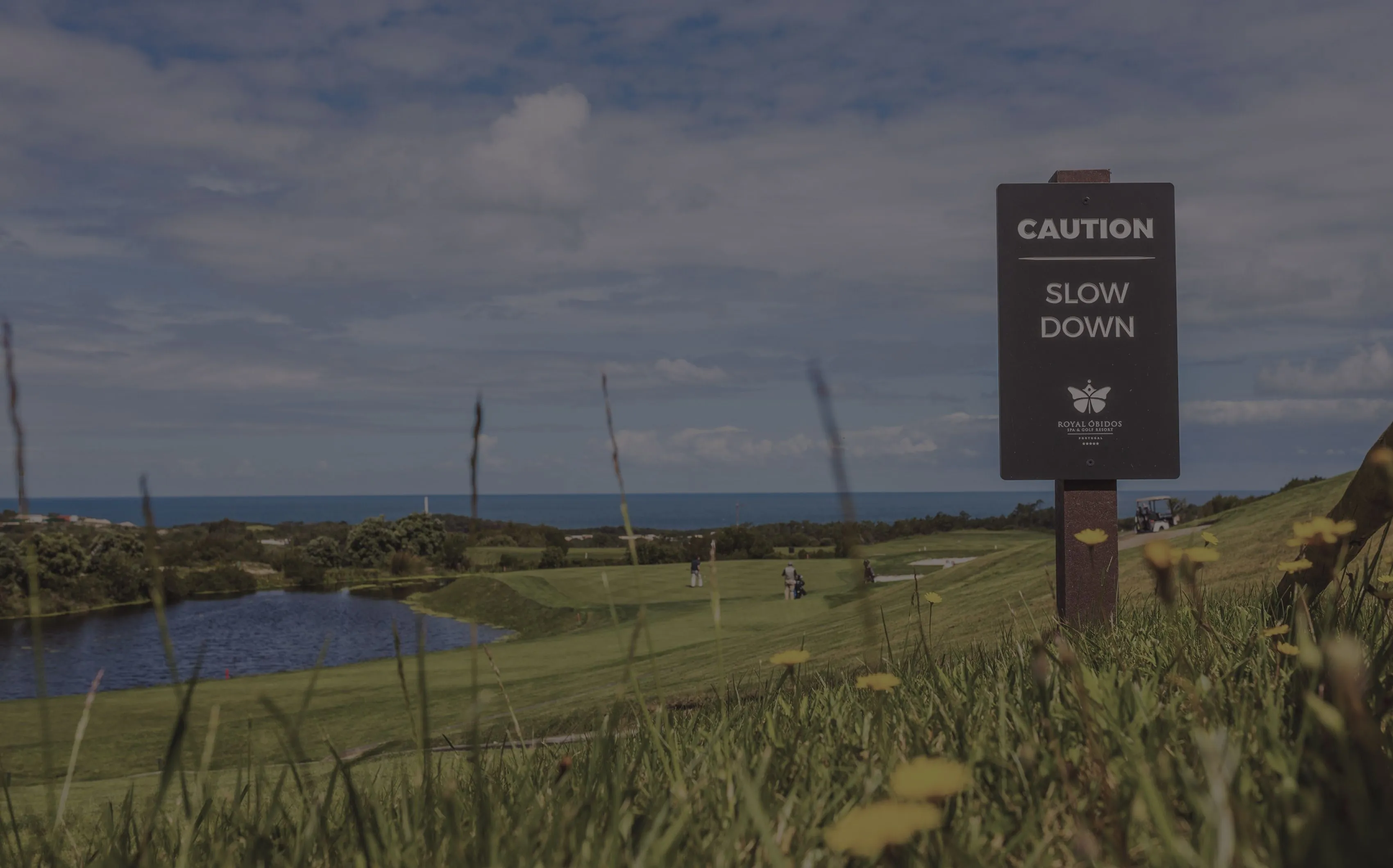 Placa informativa da Floema Golf de Royal Óbidos em HPL+ e com poste em plástico reciclado castanho.