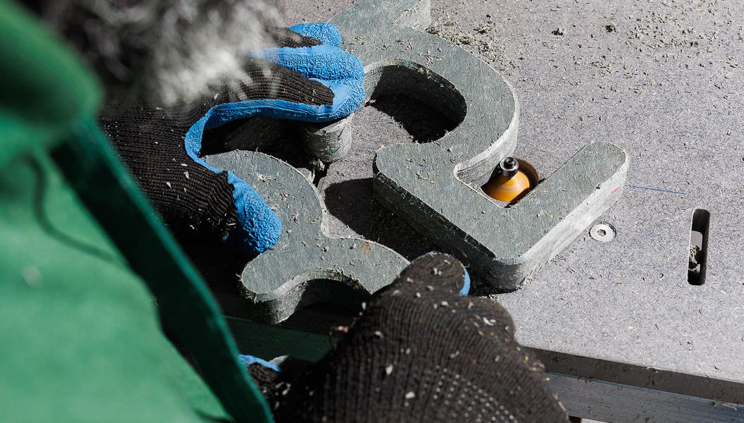 Detalhe de processamento de numeração da Floema Golf em plástico reciclado cinzento.